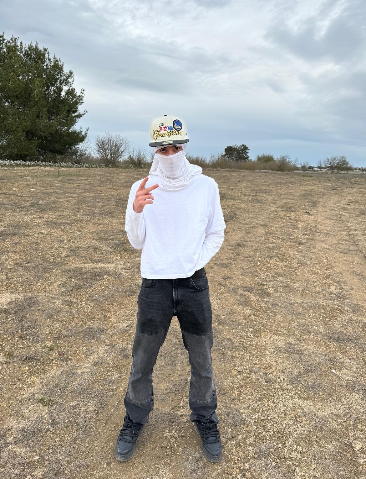 RRICK in campo aperto, outfit bianco e cappello